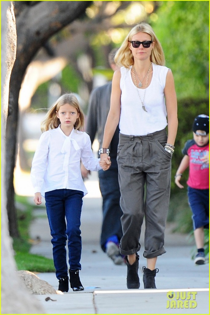gwyneth-paltrow-chris-martin-family-walk-to-school-06