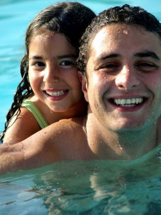 أحمد الفيشاوي مع ابنته لينا