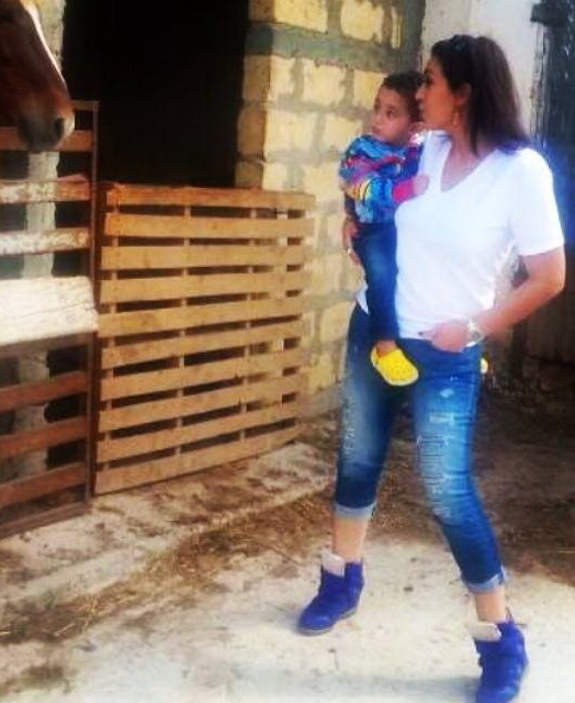 أسماء لمنور و ابنها