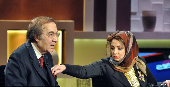 صور-شهيرة-تضبط-خصلة-شعرها-وتهتم-بأناقة-زوجها-953703