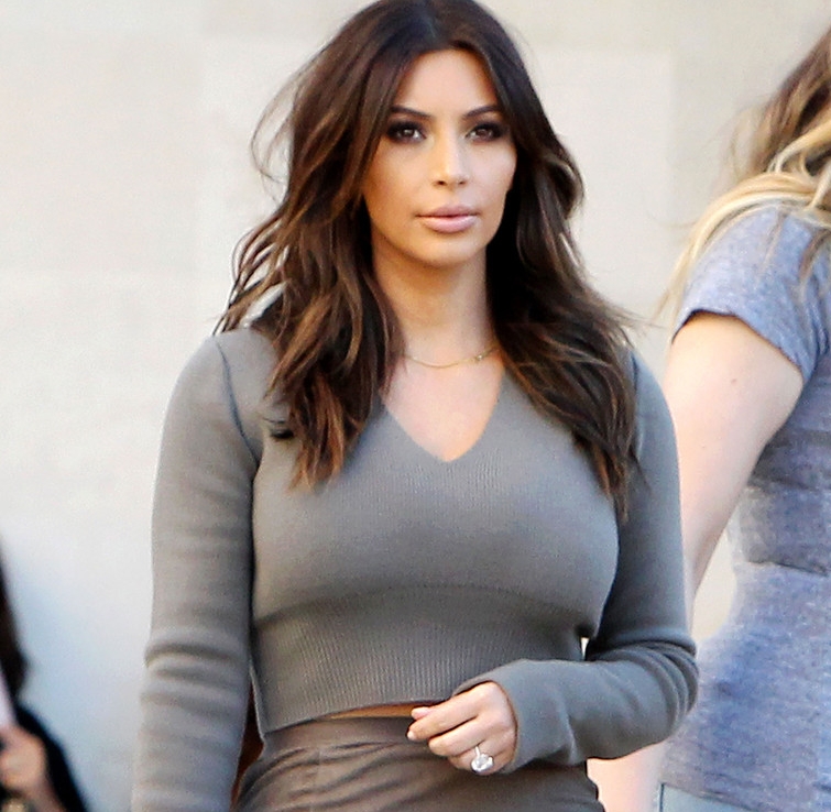 kim-kardashian-dans-les-rues-de-los-angeles-le-2-fevrier-2014-11088451opqrm