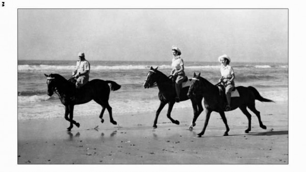 الملكة إليزابيث الثانية (في الوسط)، وهي تمتطي حصاناً عندما كانت لا تزال أميرة عام 1947.