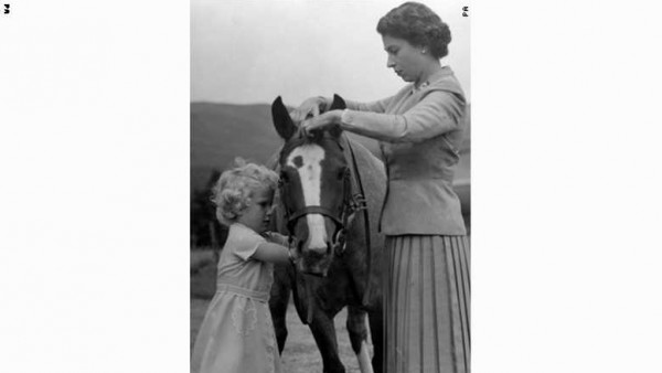 الملكة الشابة تظهر في هذه الصورة بمنطقة بالمورال عام 1955.