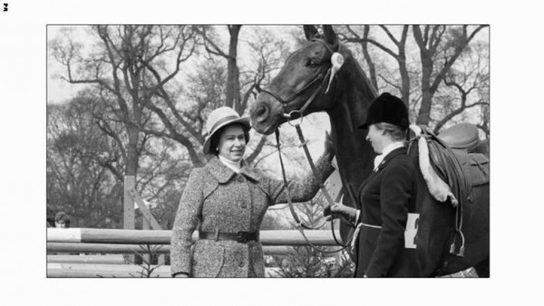 الملكة تهنئ ابنتها، الأميرة آن، بالمركز الخامس في دورة ألعاب بادمينتون للخيول عام 1971.