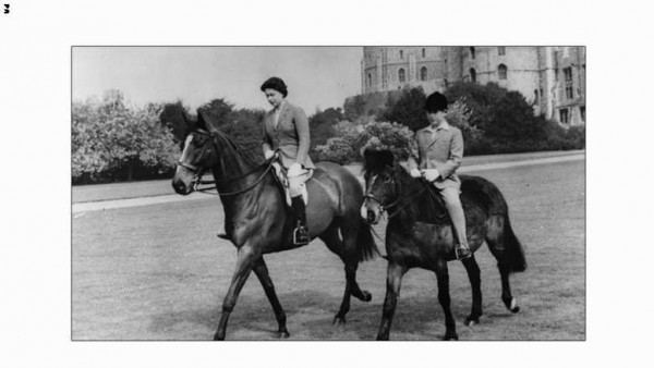 الملكة وابنها، أمير ويلز يمتطيان الخيل في قلعة ويندسور.