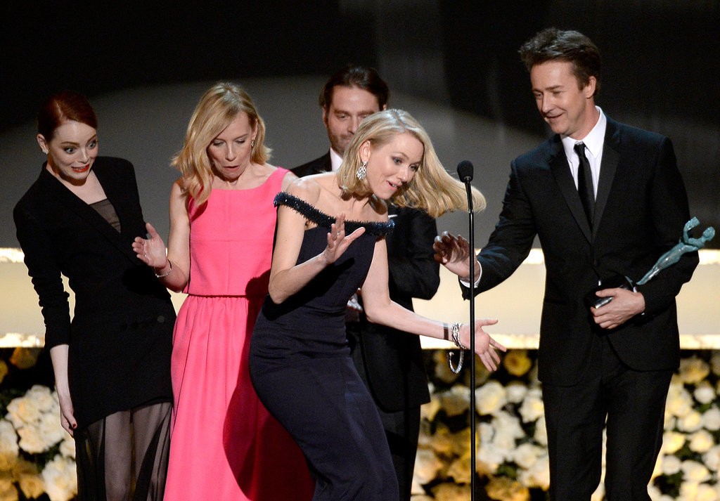 Emma-Stone-Tripping-Naomi-Watts-SAG-Awards-2015