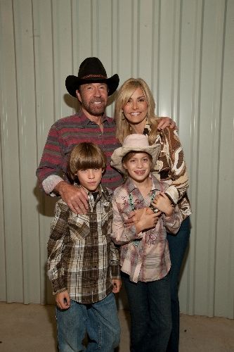 تشاك نوريس وزوجته وأبنائه