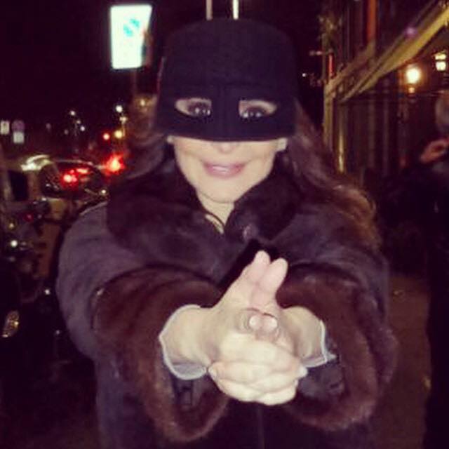أليسا متخفية خلال إجازتها في ميلانو بإيطاليا.