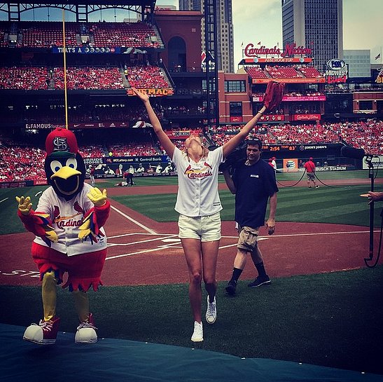 Karlie-Kloss-threw-out-first-pitch-Cardinals-game-saying
