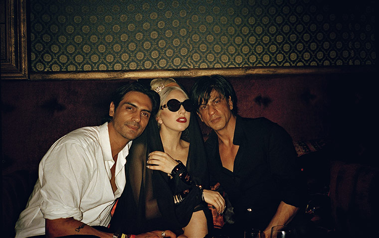 Lady Gaga تتوسط Shahrukhan و Arjun Rampal