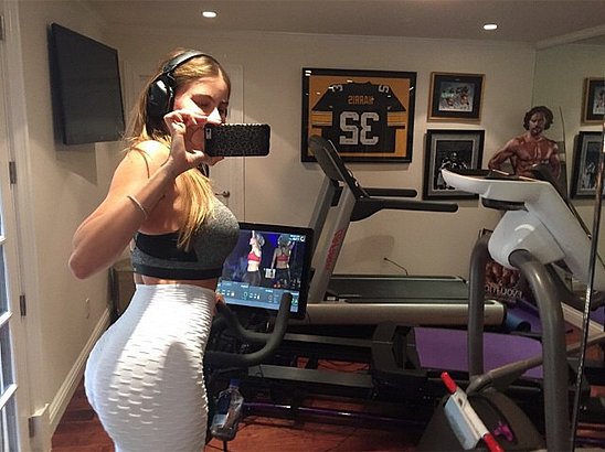 Sofia-Vergara-struck-pose-while-working-out