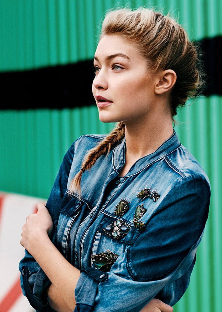 holding-gigi-hadid-maybelline-contract