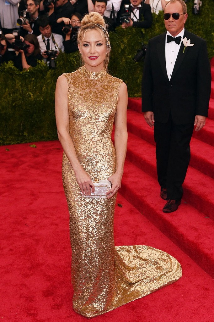 kate-hudson-in-a-gold-column-dress-by-michael-kors-at-the-2015-met-gala-01