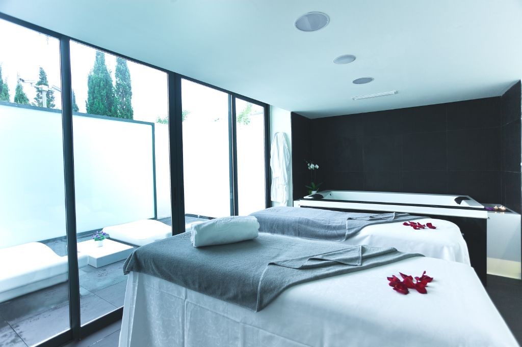 resized_Wellness Clinic - Couple´s treatment room