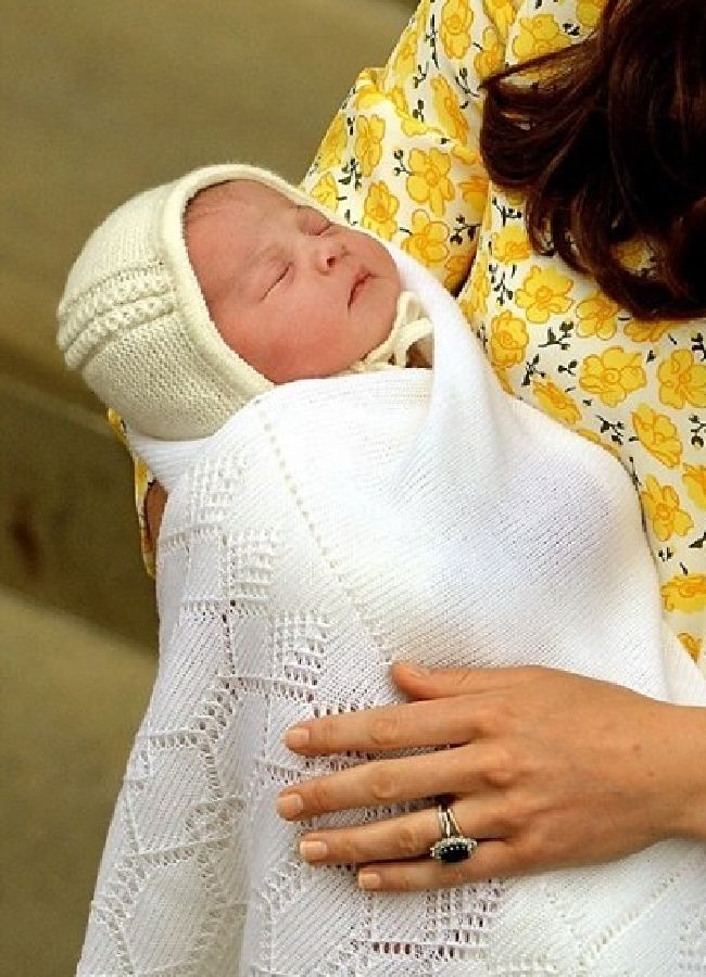 الأمير-ويليام-وزوجته-كيت-يقدمان-طفلتهما-للعالم-11