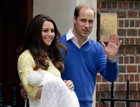 الأمير-ويليام-وزوجته-كيت-يقدمان-طفلتهما-للعالم-7