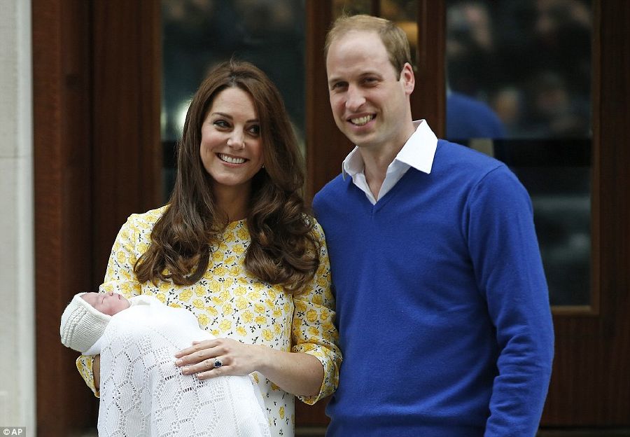 الأمير-ويليام-وزوجته-كيت-يقدمان-طفلتهما-للعالم-8