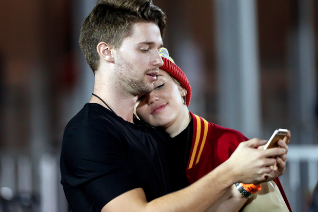 رجال واعدتهم مايلي سايرس (1)