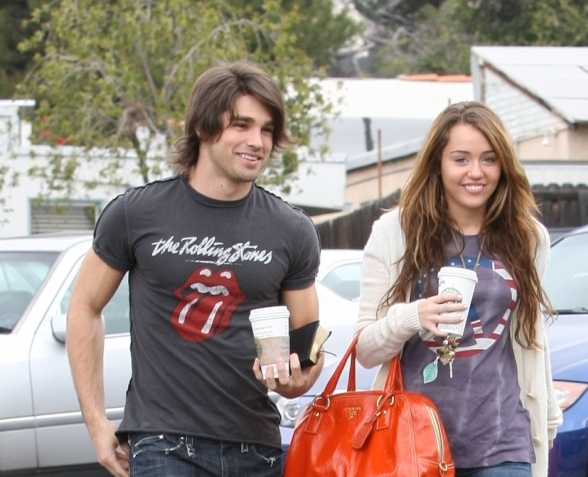 رجال واعدتهم مايلي سايرس (2)