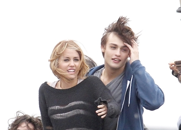 رجال واعدتهم مايلي سايرس (4)