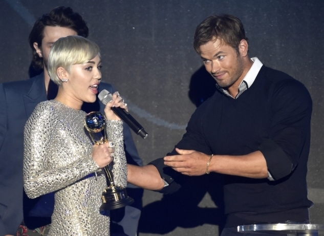 رجال واعدتهم مايلي سايرس (8)