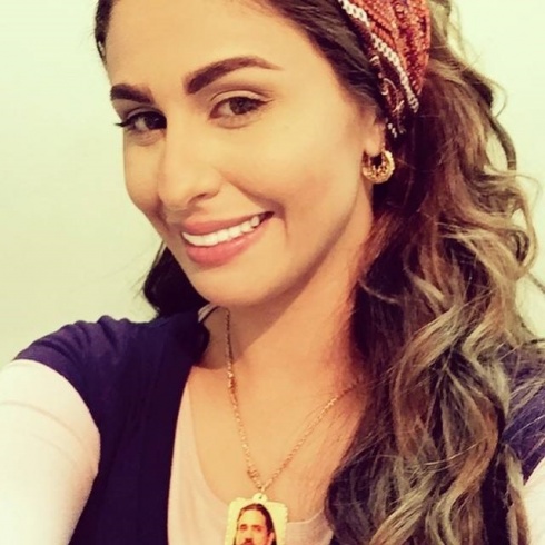 مي سليم  ترتدي سلسلة عليها صورة الفنان أمير كرارة