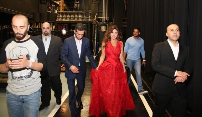 نجوى كرم تتألق بالأحمر