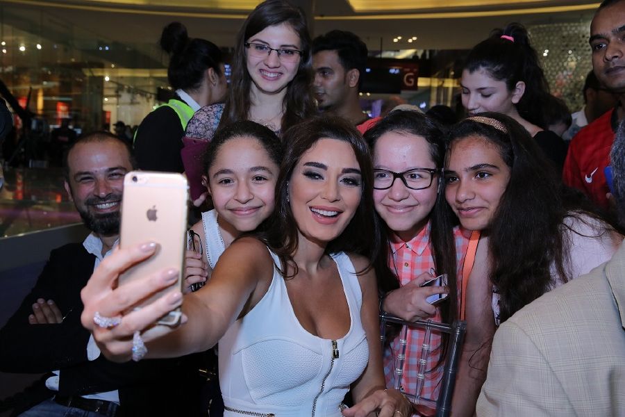 resized_OSN 24 Carat - Cyrine selfie with fans.