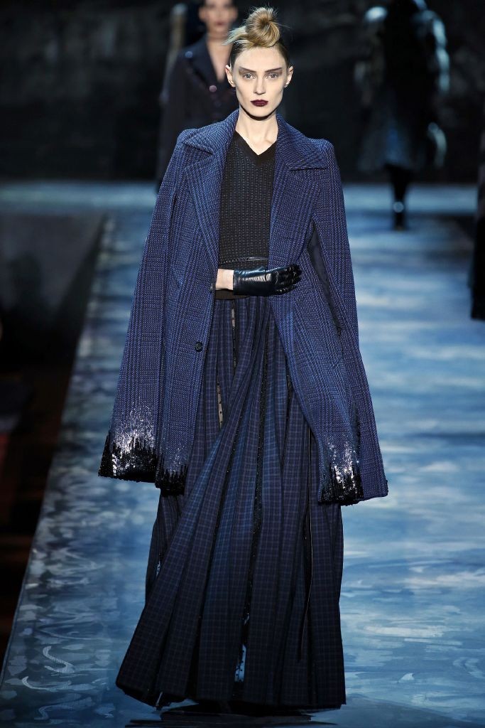 resized_marc-jacobs-fall-2015-runway-blue-cape-sequins-main