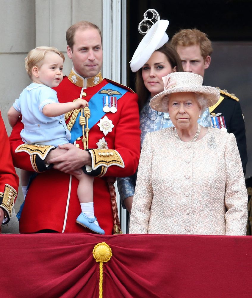 resized_الأمير جورج يقدم التحية للمحتفلين بعيد ميلاد الملكة  (12)