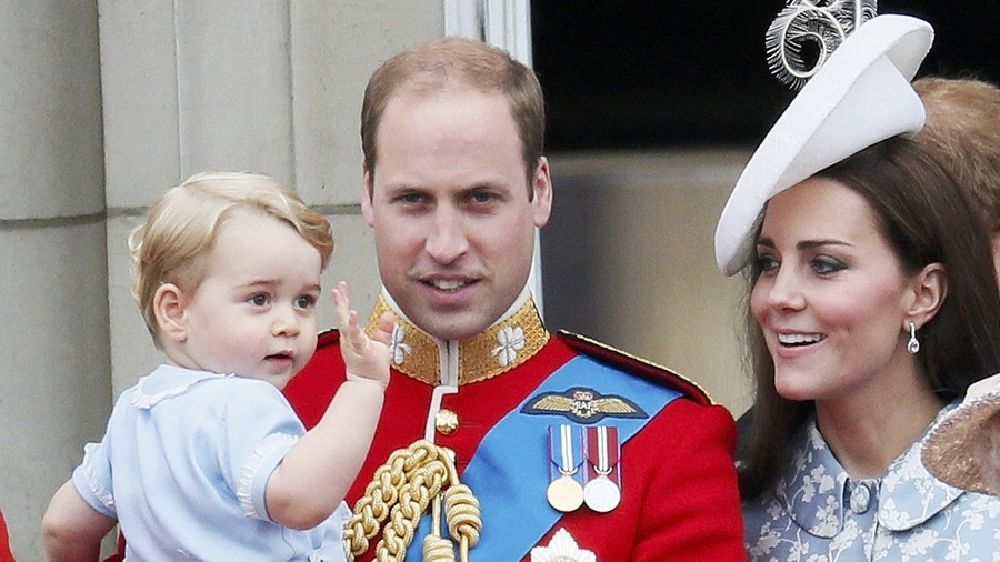 resized_الأمير جورج يقدم التحية للمحتفلين بعيد ميلاد الملكة  (6)