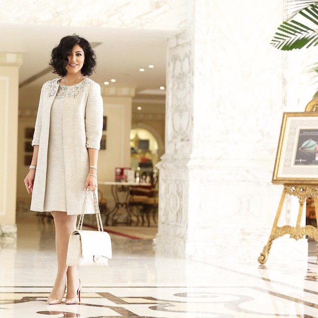 إطلالة مسائية أنيقة من دانا الطويرش