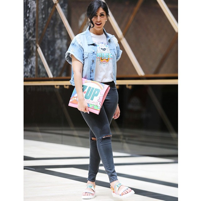 اختاري الإكسسوارت الجريئة كما تفعل دانا لإضافة المرح لإطلالاتها