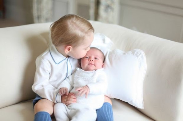 الأمير جورج مع شقيقته الأميرة شارلوت (2)