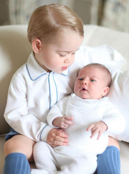 الأمير جورج مع شقيقته الأميرة شارلوت (5)