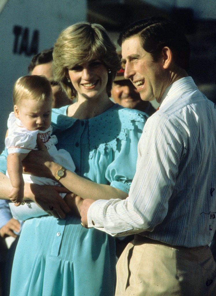الأمير ويليام وزوجته يحافظان على التقاليد الملكية برعاية الأطفال (11)