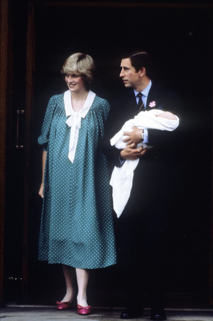 الأمير ويليام وزوجته يحافظان على التقاليد الملكية برعاية الأطفال (12)