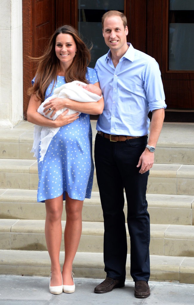 الأمير ويليام وزوجته يحافظان على التقاليد الملكية برعاية الأطفال (7)