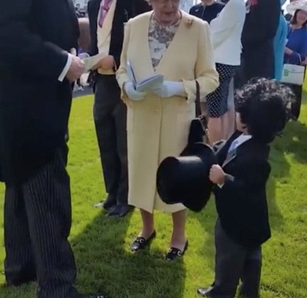 الطفل يلقي التحية على الملكة (1)
