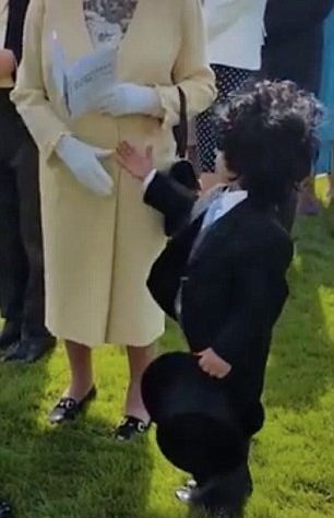 الطفل يلقي التحية على الملكة (2)