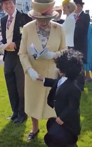 الطفل يلقي التحية على الملكة (4)