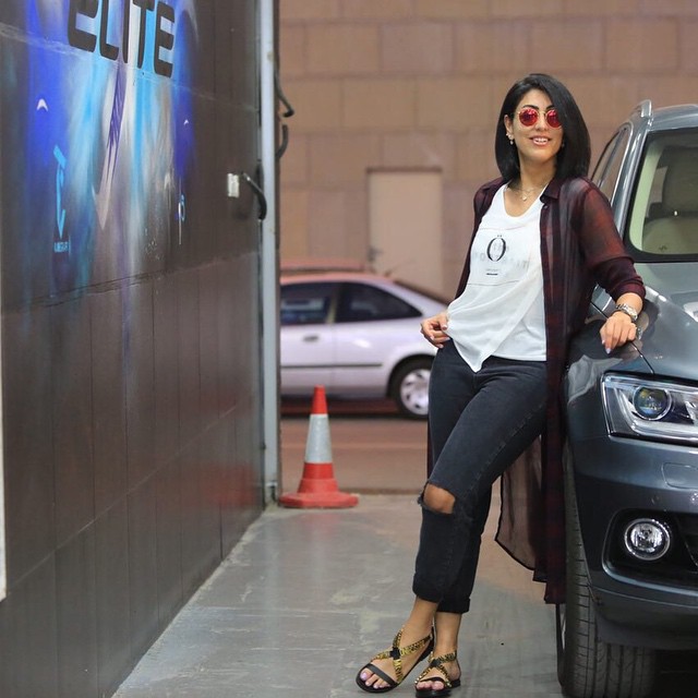 تنسيق مميز من دانا مع الجينز الأسود والقميص الطويل