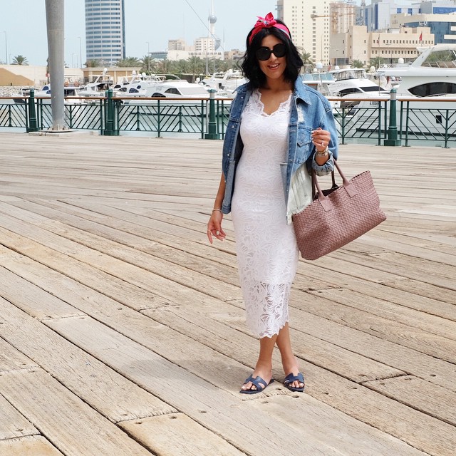نسقت دانا فستان من الدانتيل الأبيض مع سترة من الجينز بطريقة عصرية وأنيقة
