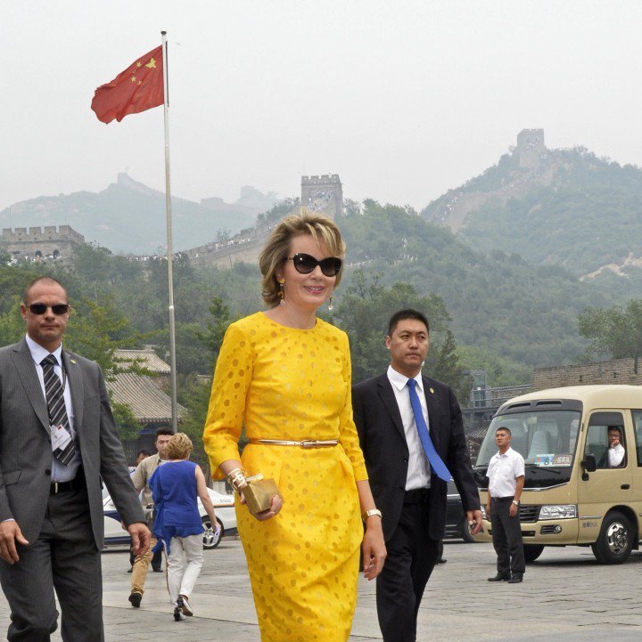 Queen Mathilde being a ‘lucky cat’ in China