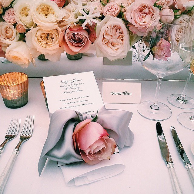 Roses-all-colors-made-table-arrangement-die