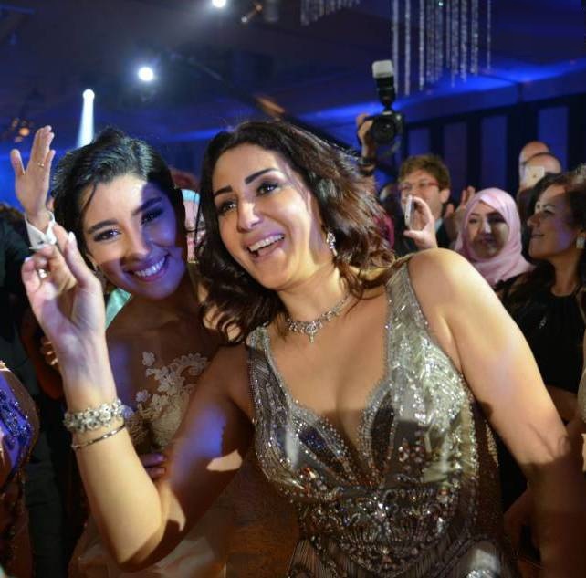 العروس آيتن عامر مع شقيقتها وفاء عامر