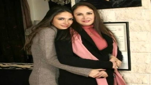 الممثلة شيرين وابنتها