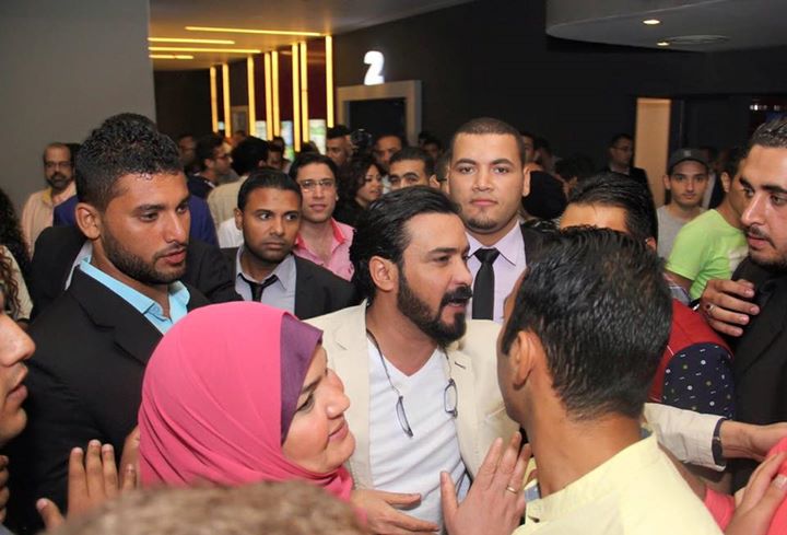 محمد رجب يهرب من الصحفيين أثناء عرض الخلبوص (1)