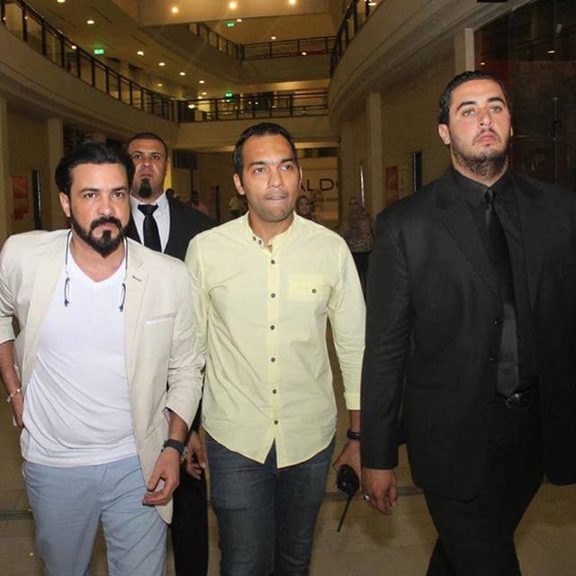 محمد رجب يهرب من الصحفيين أثناء عرض الخلبوص (2)