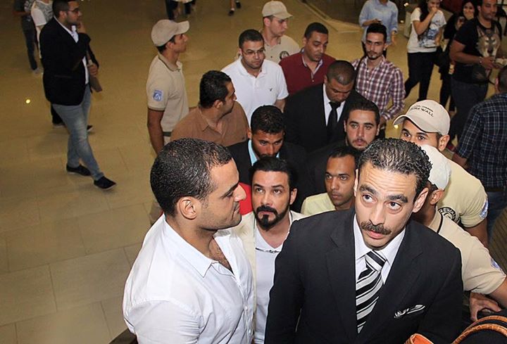 محمد رجب يهرب من الصحفيين أثناء عرض الخلبوص (3)